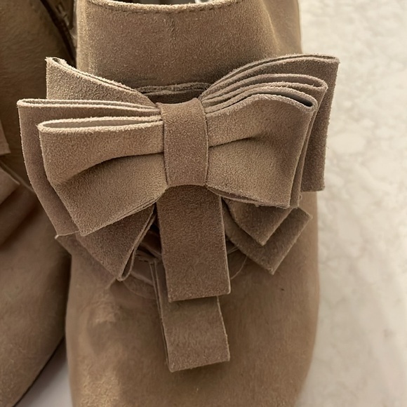 Aldo Faux Suede Size 40/9.5 Heels With Bows - Picture 4 of 6